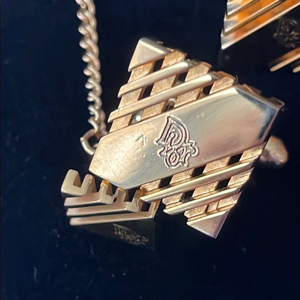 ChristianDIOR Gold Cufflinks Set - Picture 5 of 7